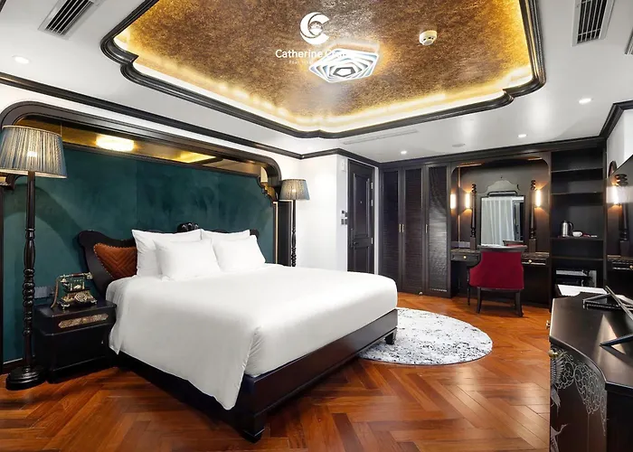  Catherine Cruises Bay