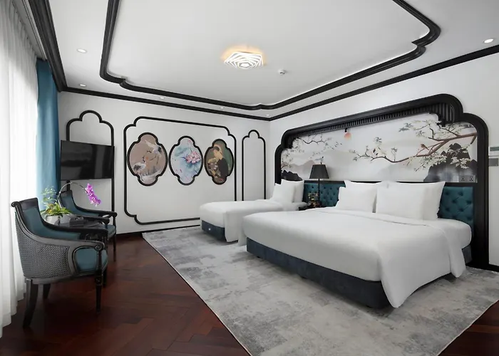 Catherine Cruises Bay