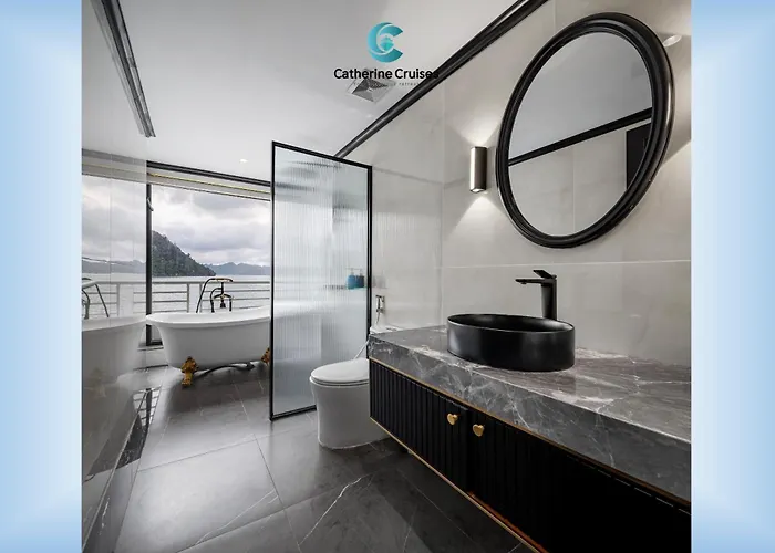 Catherine Cruises Bay  Hạ Long
